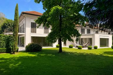 À Mies, une maison rare où la nature devient un luxe