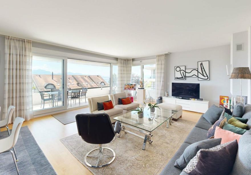Appartement lumineux avec vue lac et généreux balcon d’angle