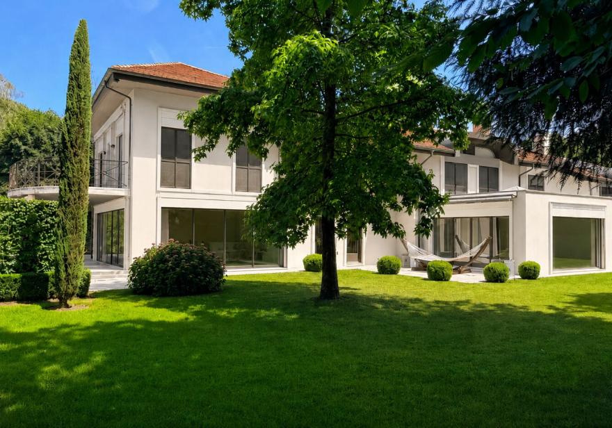À Mies, une maison rare où la nature devient un luxe